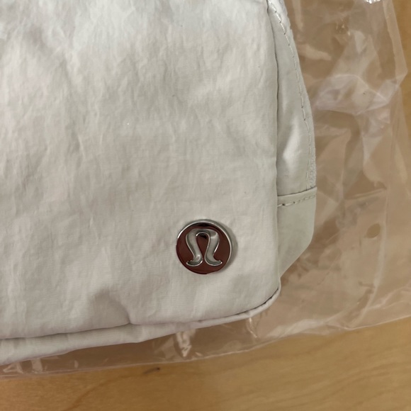Lululemon Everywhere Belt Bag White Opal NWT - Picture 14 of 16